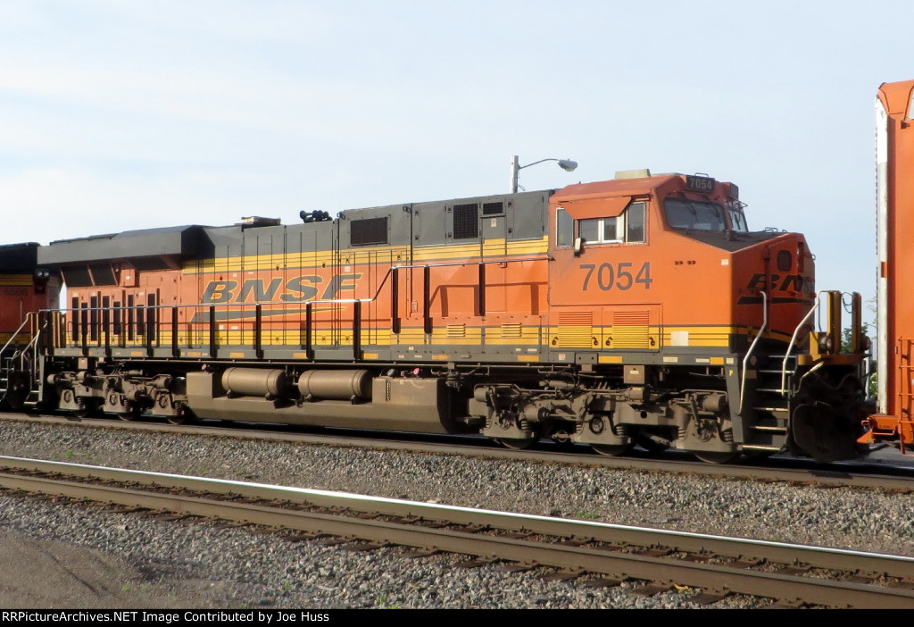 BNSF 7054